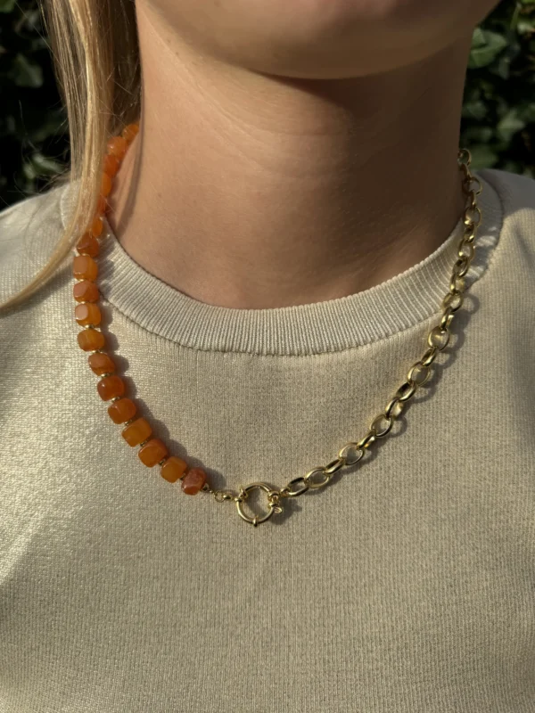 Gouden kralenketting oranje