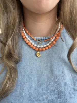 Oranje kralenketting met schelp