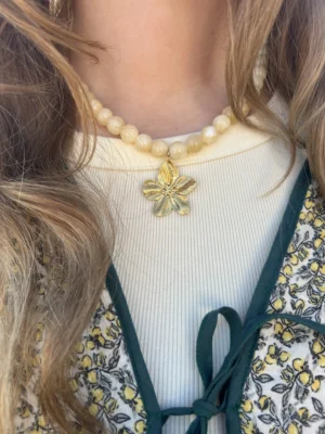 Gele kralenketting met bloem